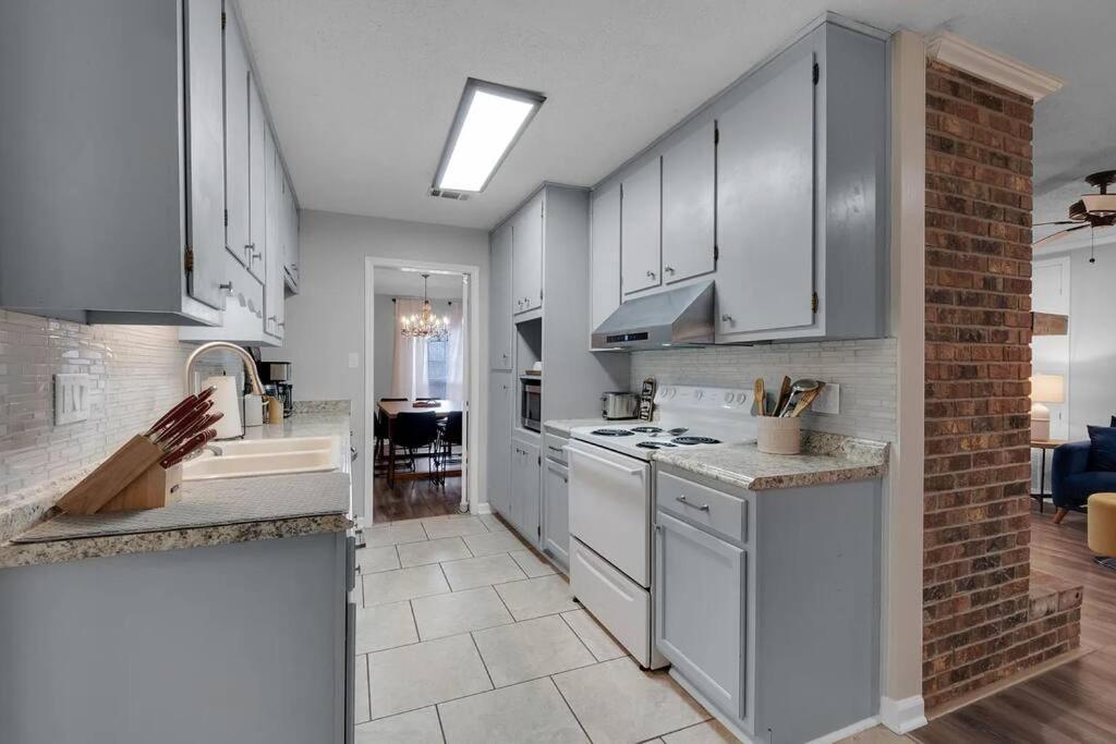 Quiet Relaxing Home - Close To Downtown & Beach 4Br-2Bt ペンサコーラ エクステリア 写真
