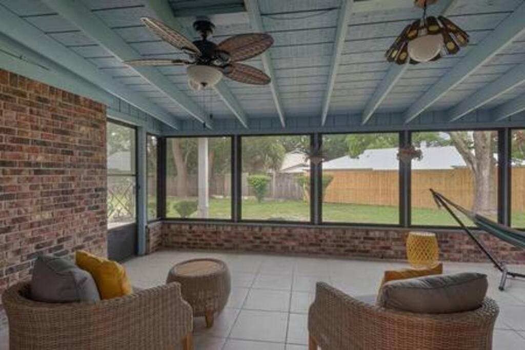 Quiet Relaxing Home - Close To Downtown & Beach 4Br-2Bt ペンサコーラ エクステリア 写真