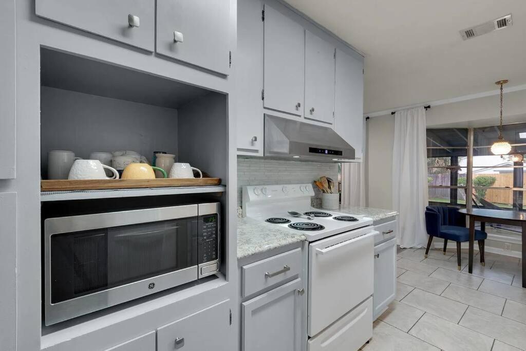 Quiet Relaxing Home - Close To Downtown & Beach 4Br-2Bt ペンサコーラ エクステリア 写真