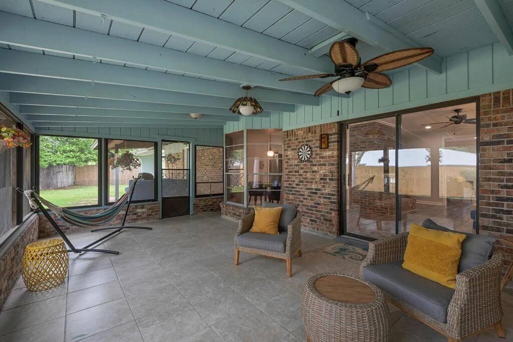 Quiet Relaxing Home - Close To Downtown & Beach 4Br-2Bt ペンサコーラ エクステリア 写真